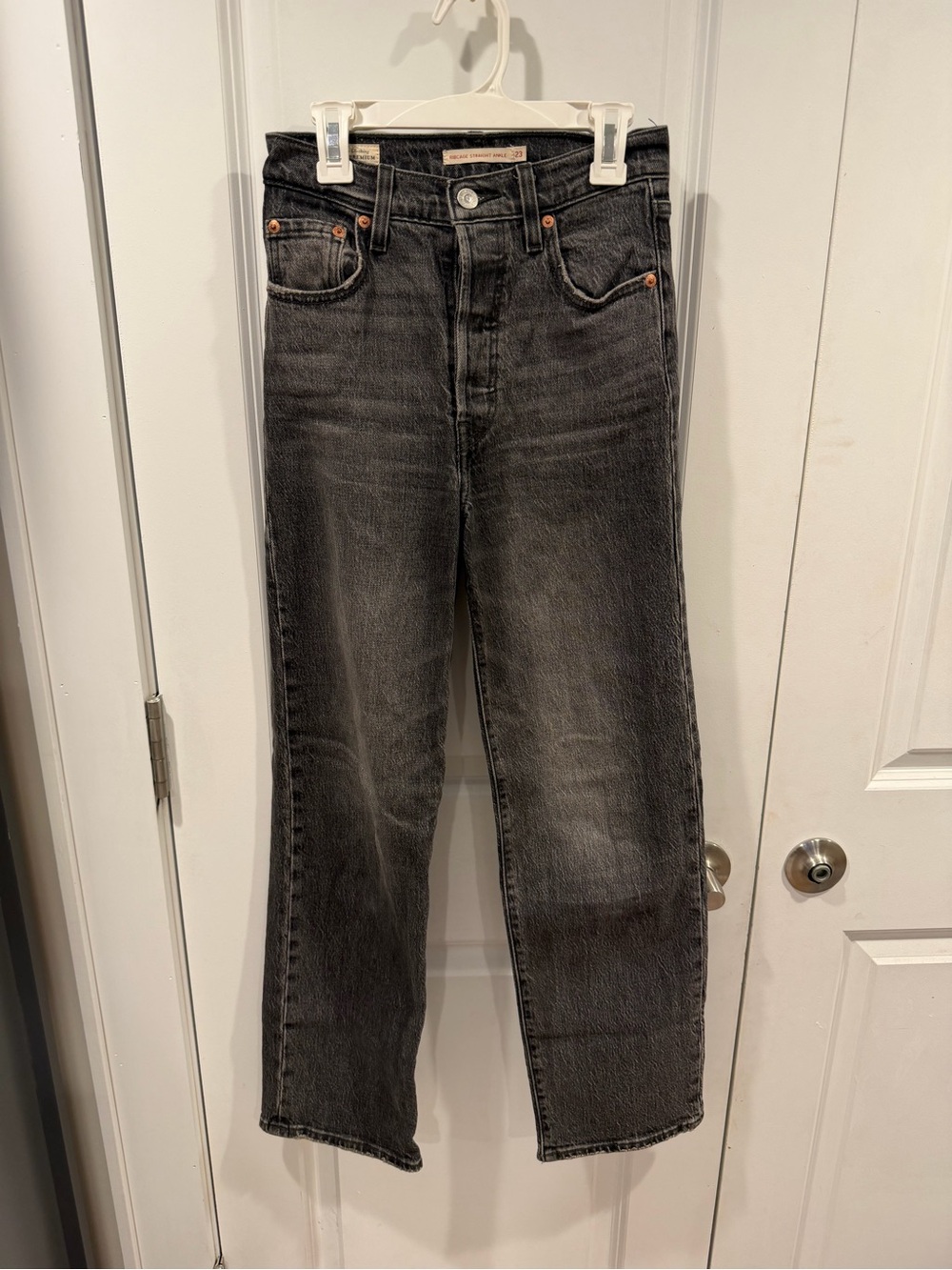 Levi’s women’s ribcage straight ankle jeans in distressed black. Size 23